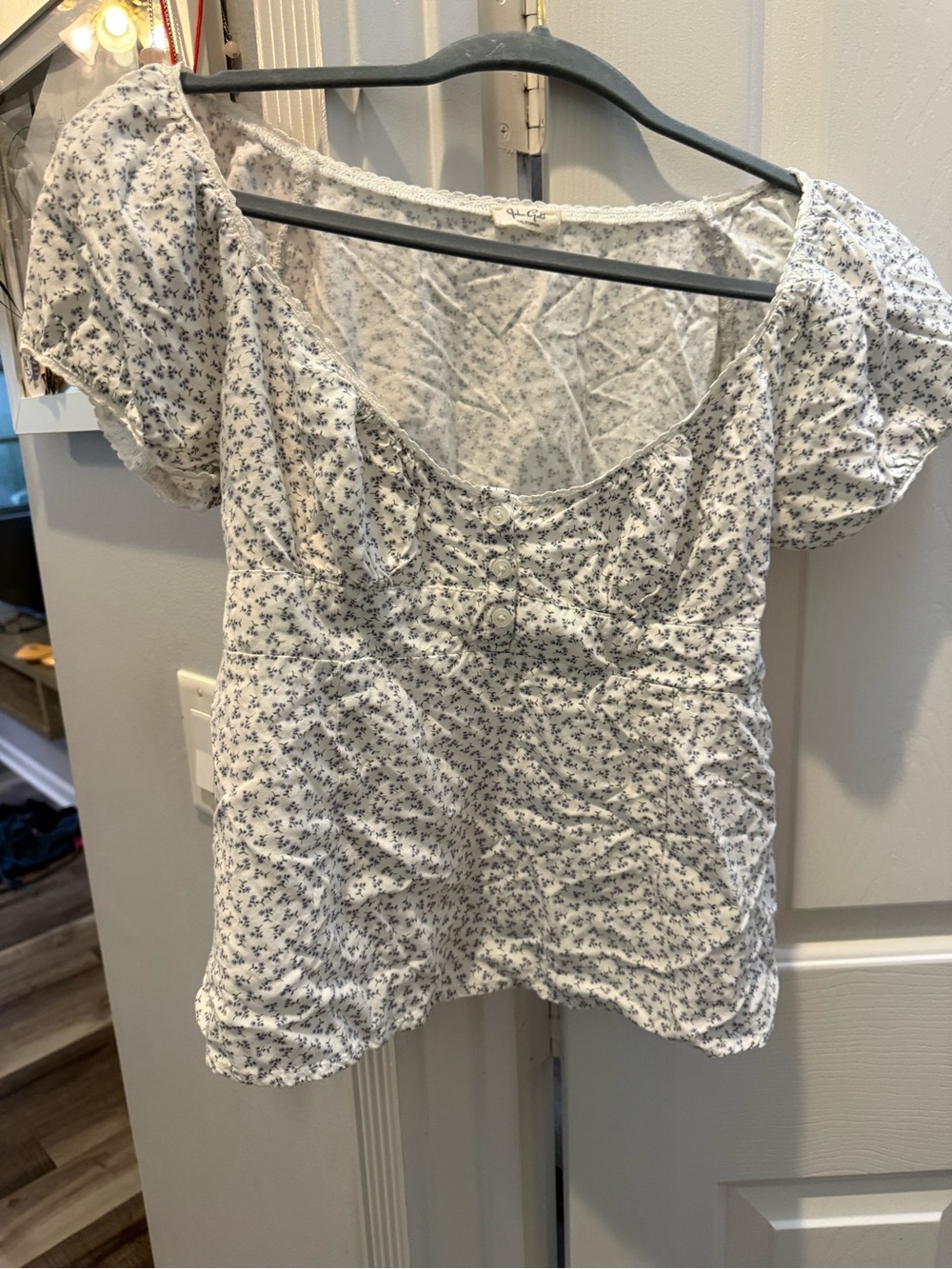 Brandy Melville White Floral Scoop-Neck Puff Sleeve Top